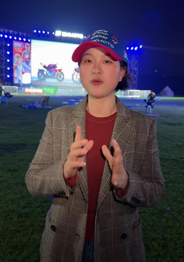 张雪机车的成功，背后离不开妻子星姐。
 
星姐14岁便跟着还是鬼火少年的张雪，不