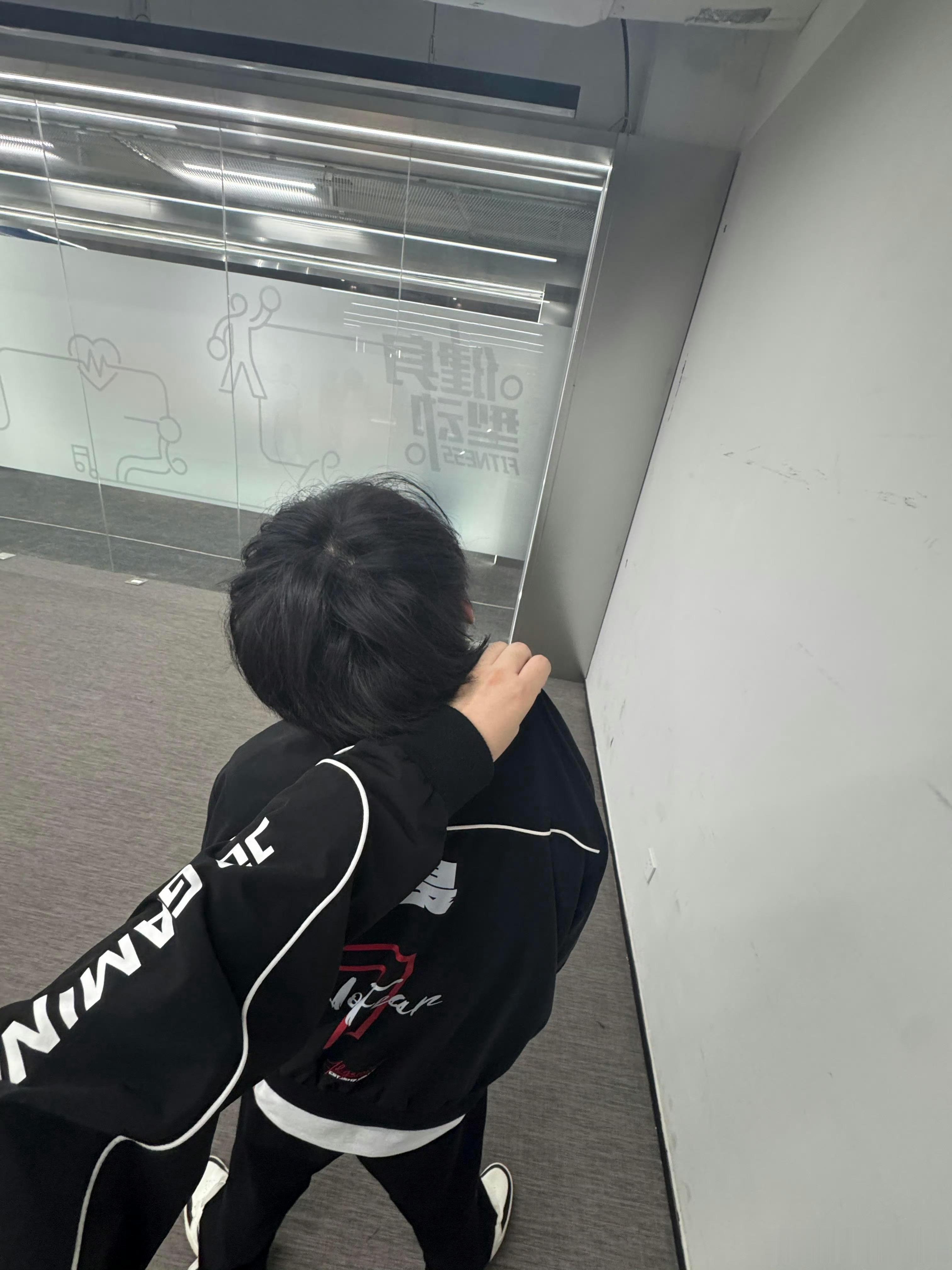 后脑勺好萌。。。。。 