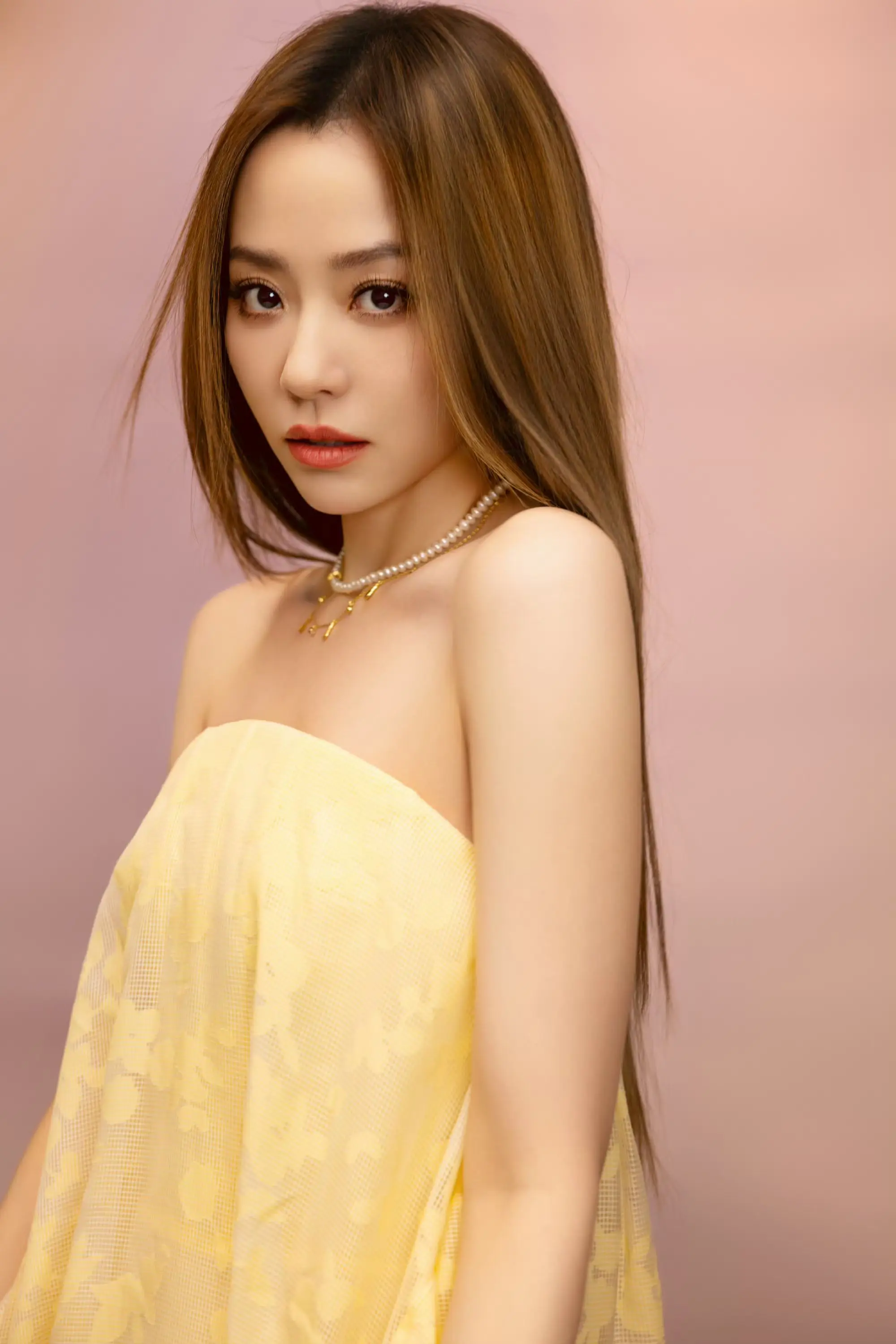 这种质感的照片真的好久没看到了 不知道是不是换摄影师了…