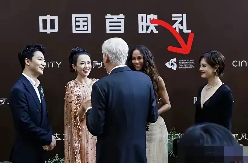 章子怡孙俪同框，情商还得是章子怡，左右逢源，直接成为焦点，一旁的孙俪，根本搭不上