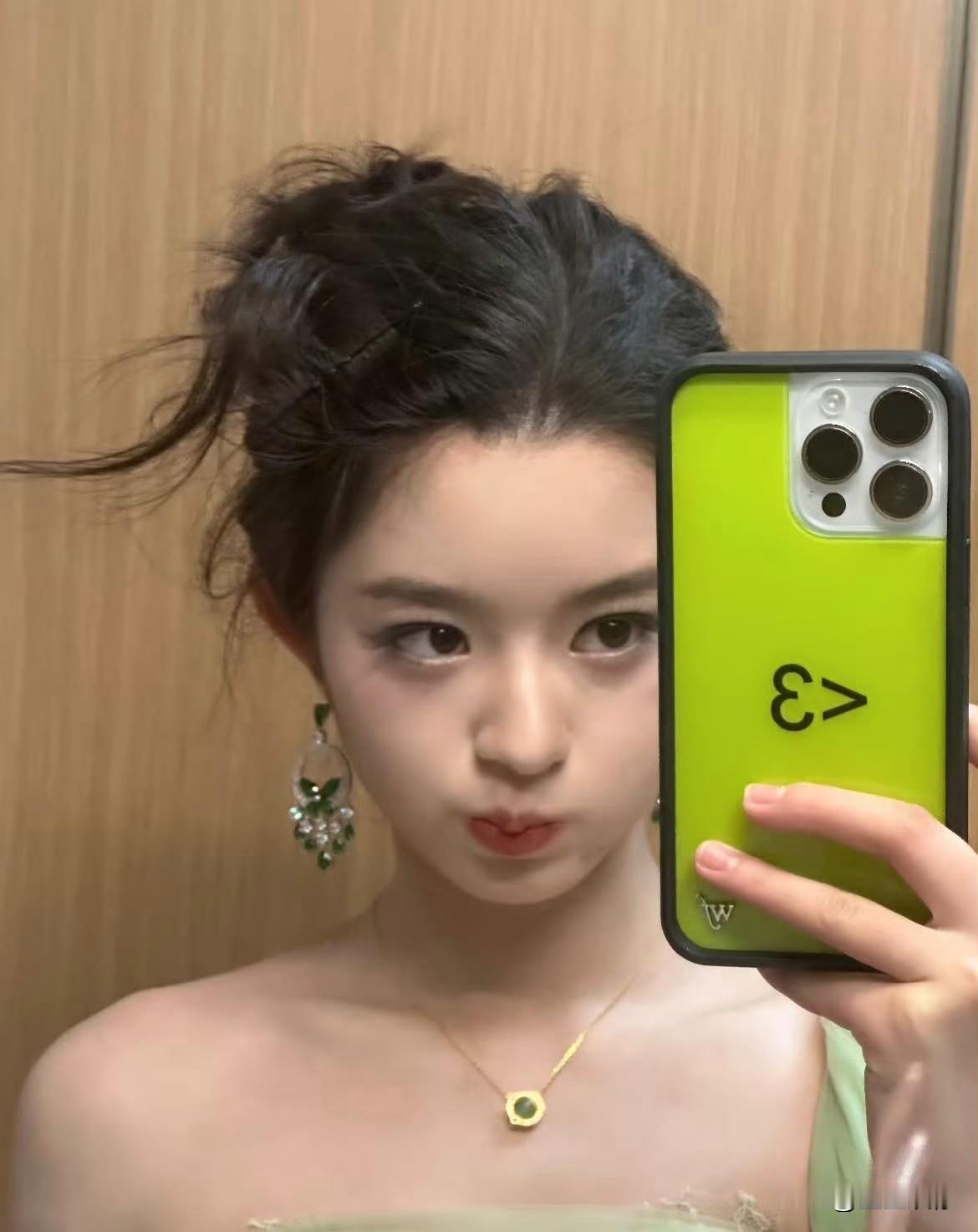 黄杨这个耳环在深圳这么潮湿的地方放了9年，合金毫不褪色，火彩这么好，关键还便宜，
