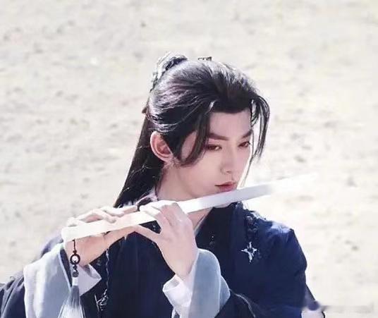 邓为和肖战同样吹笛子的镜头，谁更有氛围感？ ​​​