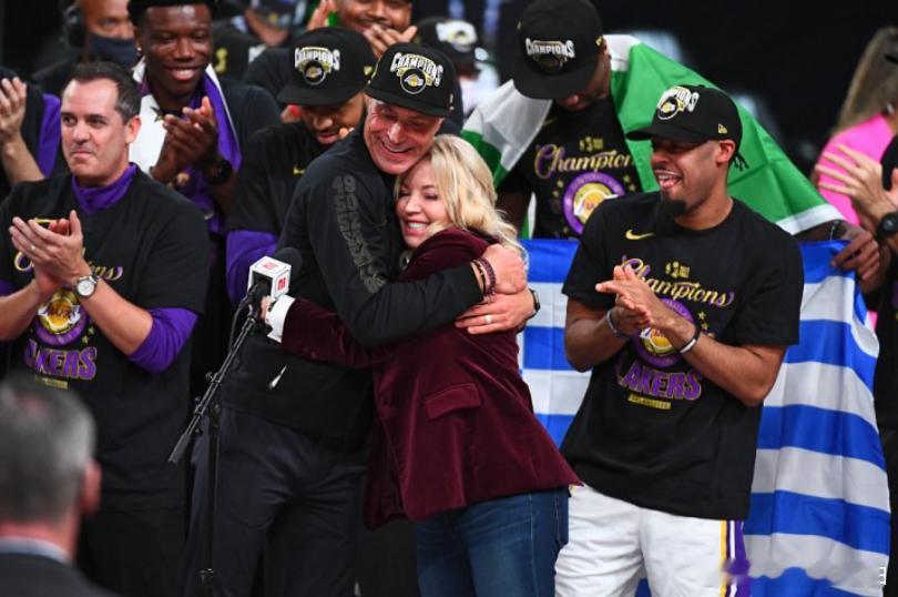 ESPN记者Baxter Holmes撰写了专题长文，揭露了巴斯家族的长期内斗。