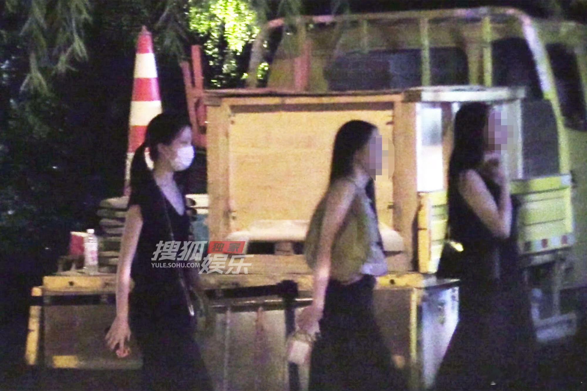 李嫣与好友散步李嫣和好友散步 搜狐娱乐拍到李嫣近日和好友聚餐后到河边散步，李嫣身