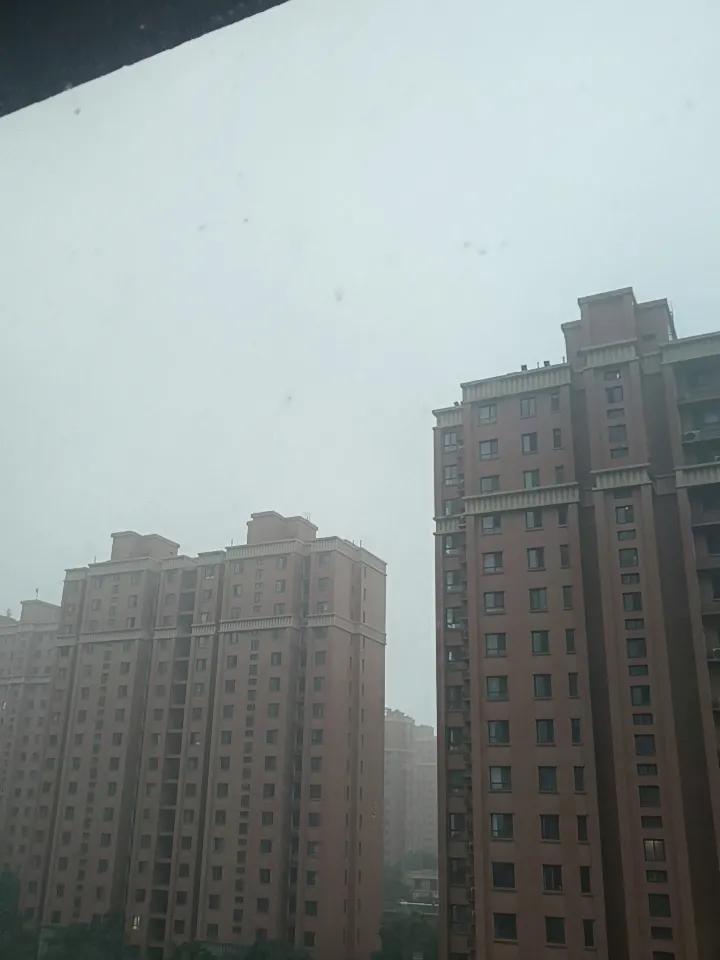 早上6:30，山东鲁西南大雨🌧️进行中，台风一点风没有，一点雨没有，台风走了，