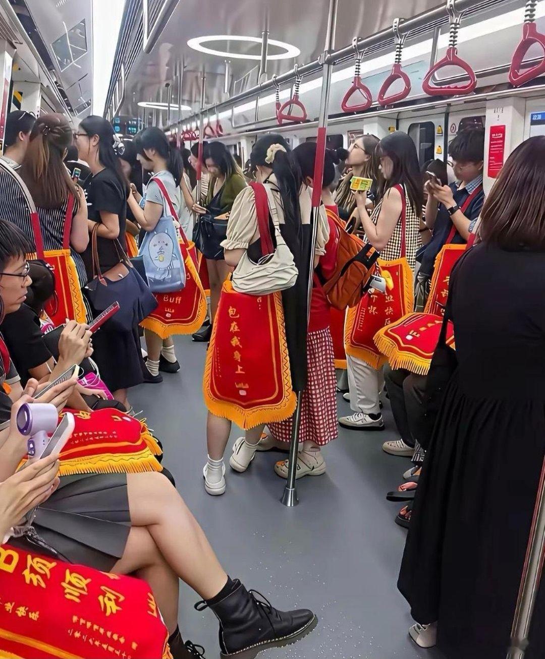 地铁上见到的，这也太夸张了吧