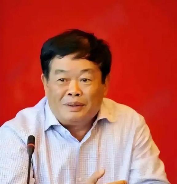 2013年，曹德旺想在美国买个8万平米的厂房，房东是个犹太人，开价2800万。曹