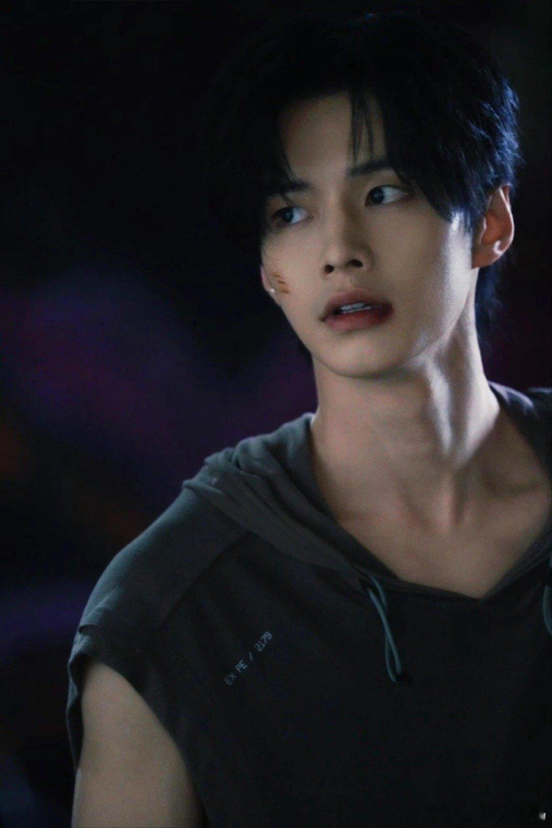 双轨赛车线真相曝光靳朝飞驰的刀尖，是暮暮悬着的心跳。为助卢Sir破走私案，他俯身