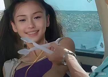 这个时期的杨颖看起来就十几岁，完全是大美女幼年体 ​​​