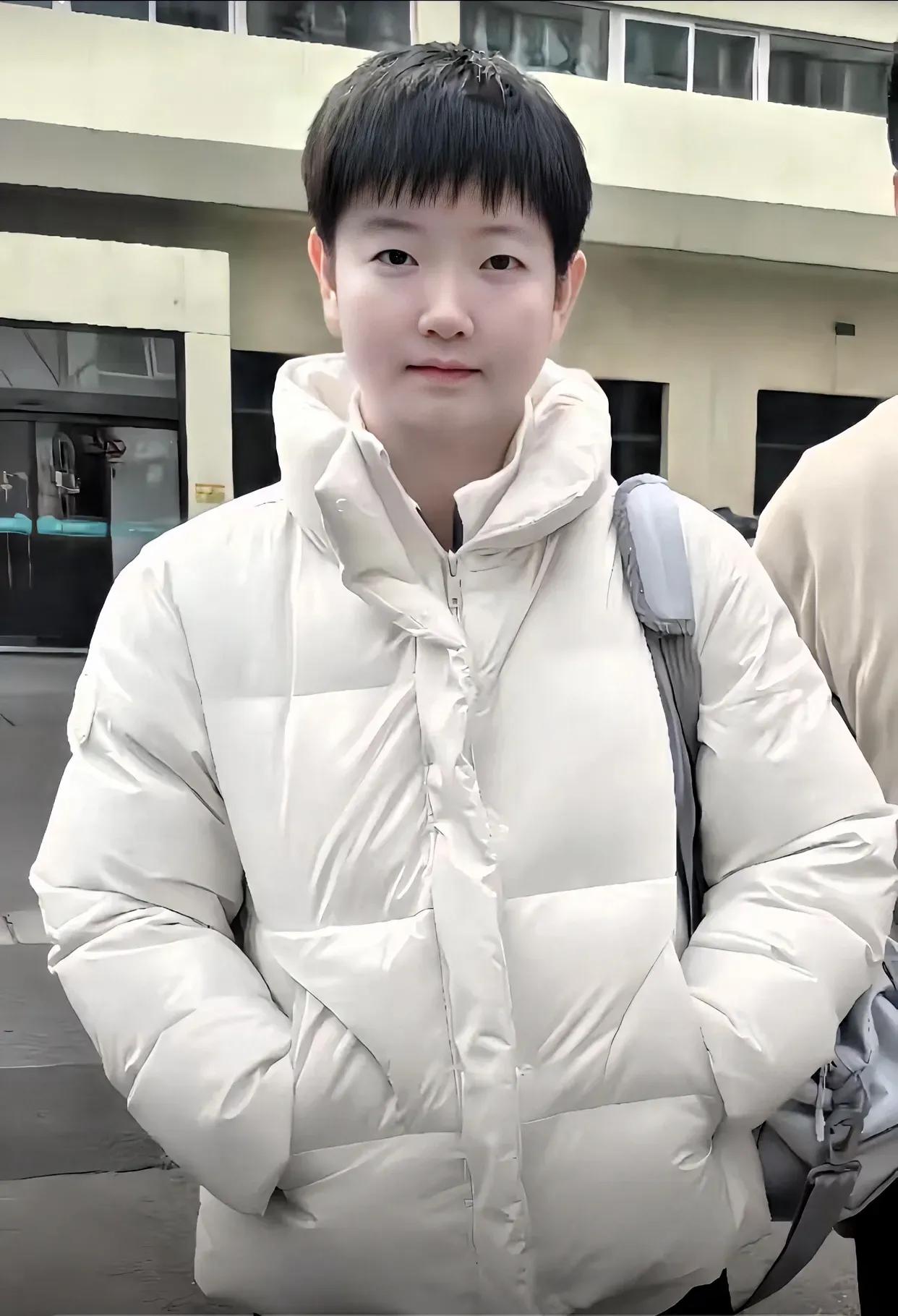 世界乱糟糟
莎莎静悄悄
没有比赛的日子
祝福莎莎天天好

一祝身体好
二祝微微笑