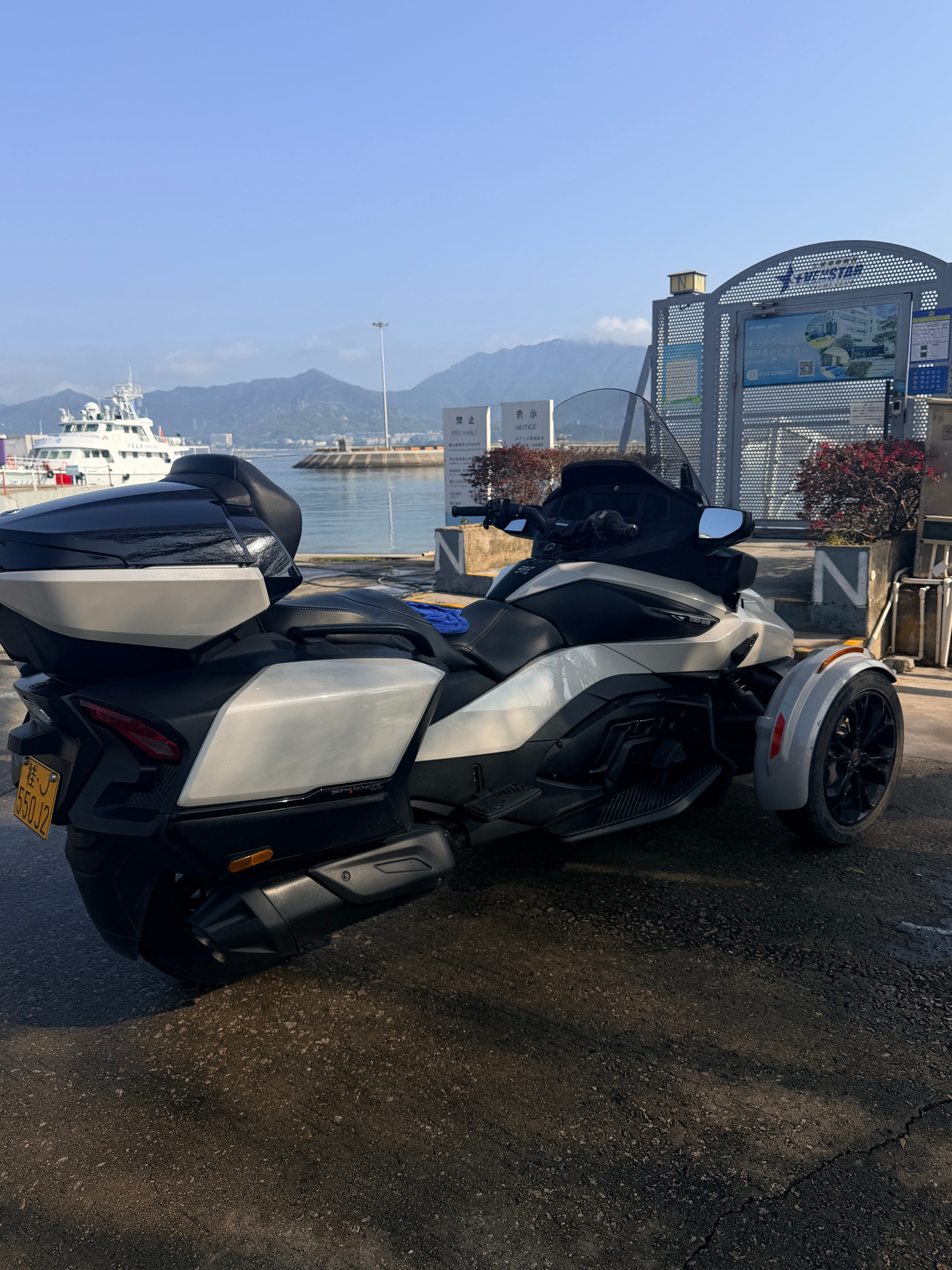 帅哉帅哉，摆拍一张庞巴迪 深圳·七星湾