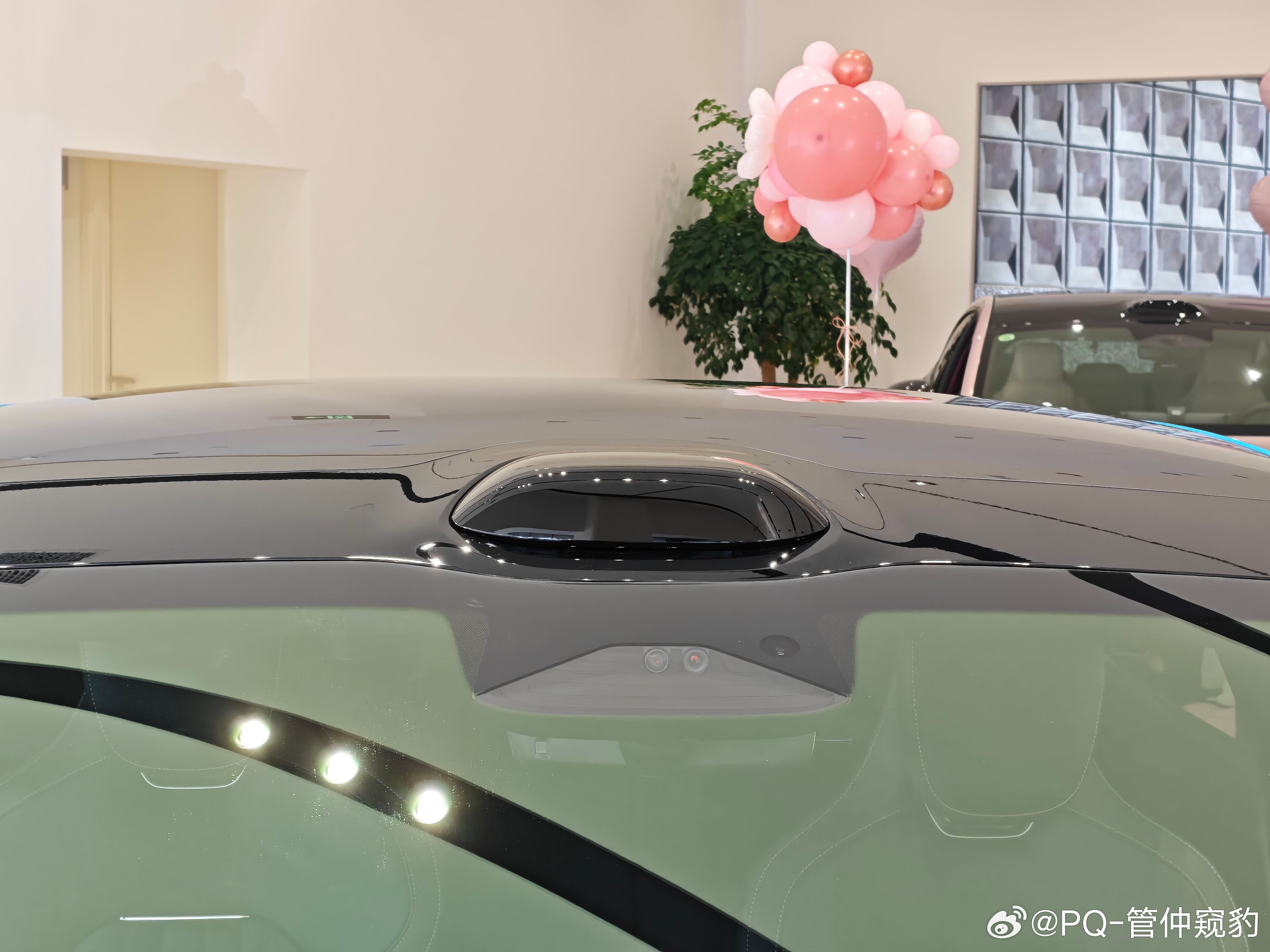 【不懂就问】新一代su7 激光雷达前端下方为什么做了一个V口？小米YU7就没有但