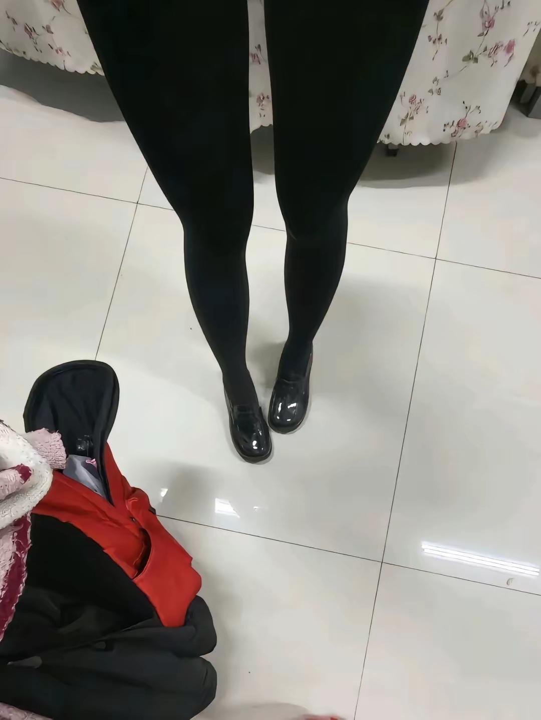 黑色丝袜搭配亮面高跟鞋，优雅又迷人！