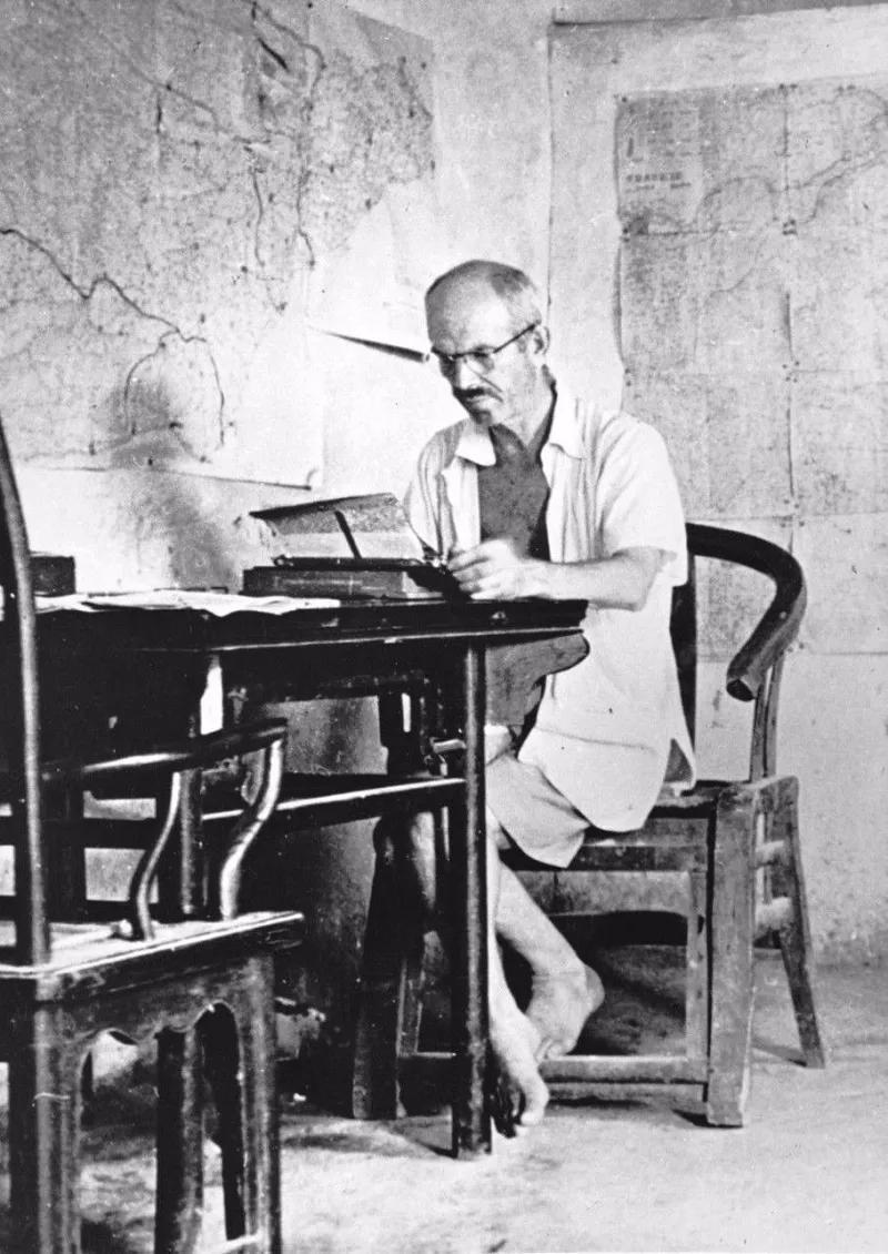 1938年延安窑洞，白求恩使用打字机编写《游击战中师野战医院的组织和技术》等战地