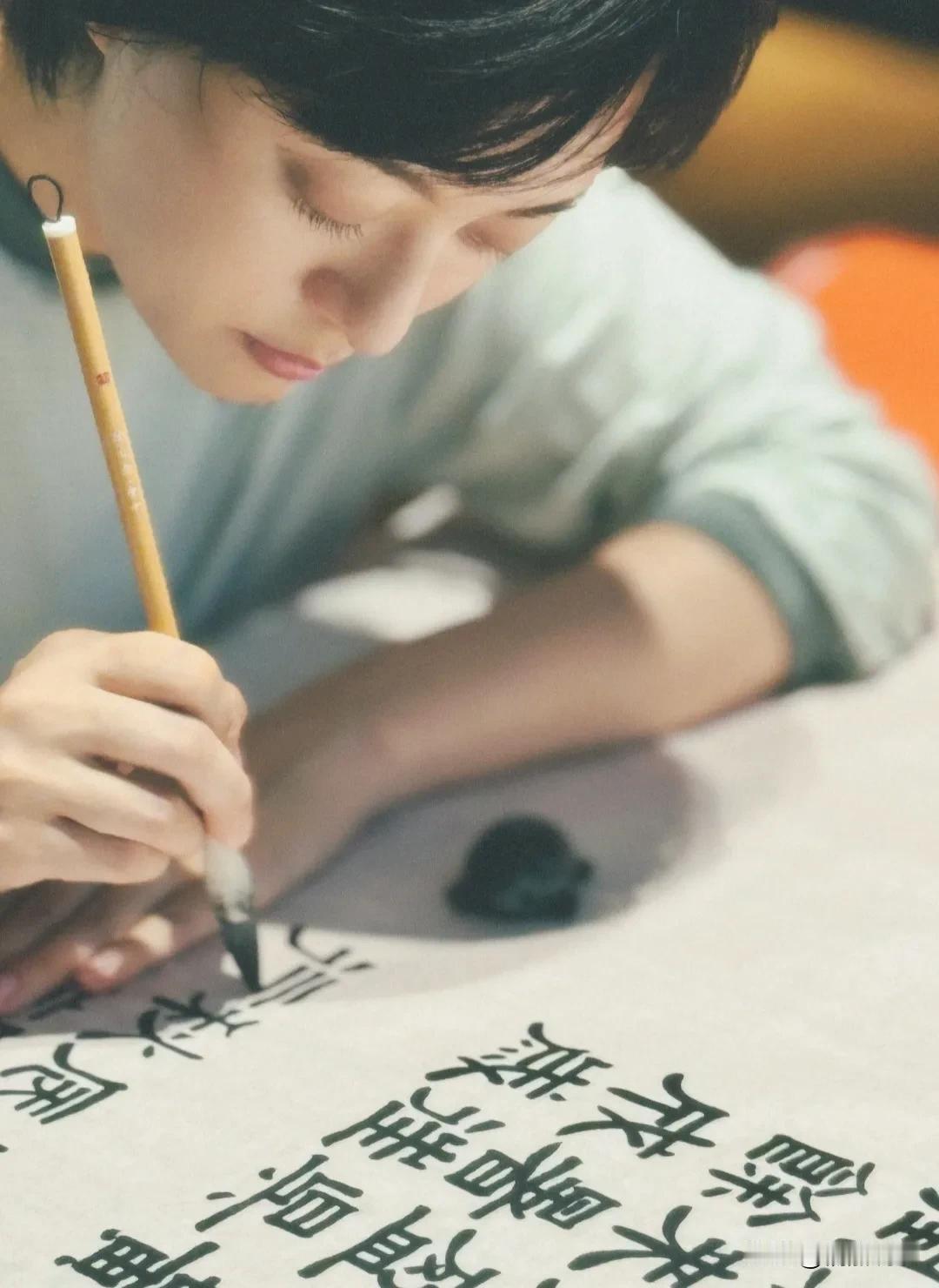 孙俪晒自己拍戏之余，在家练习书画的照片，我只能感叹，这女人太厉害了！
那句老台词