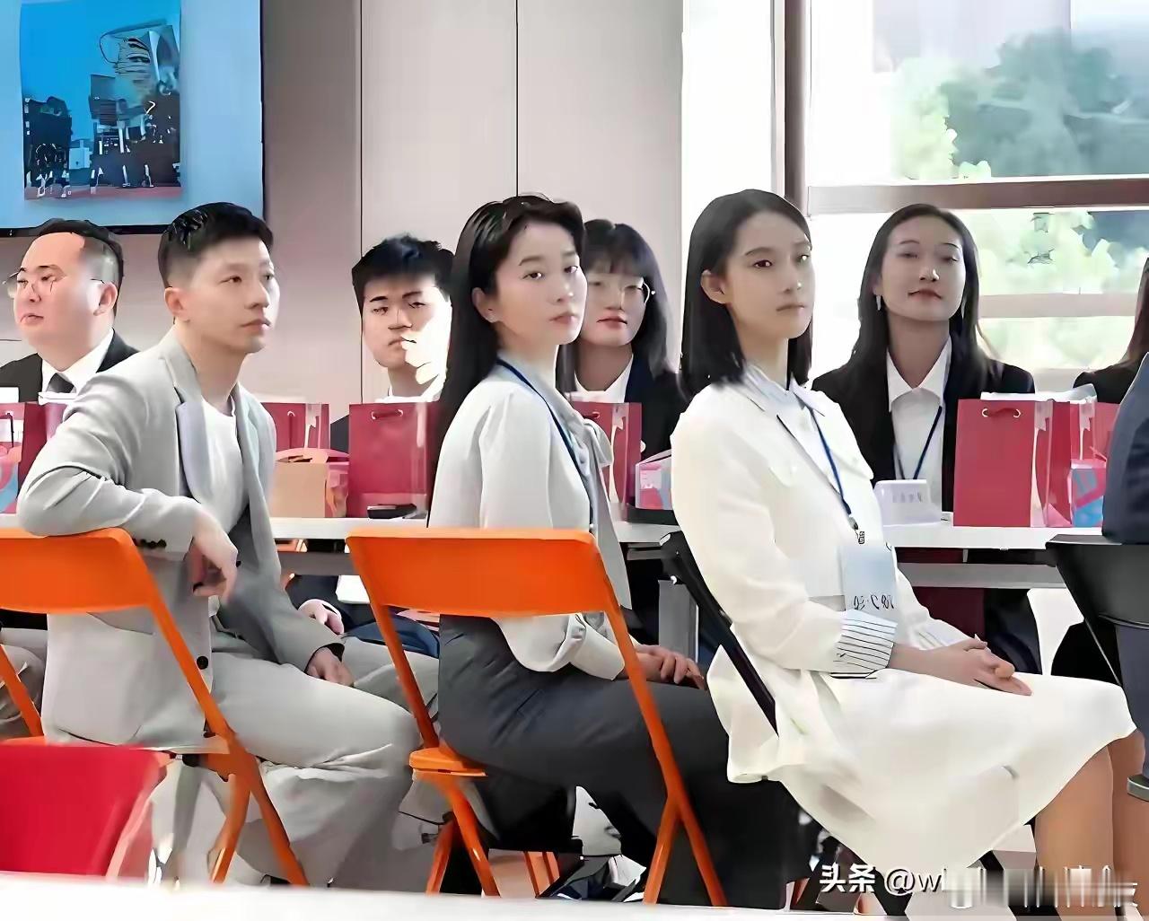 马龙和40名师生去台湾与六所学校交流，在一所学校的交流现场，马龙坐的这一排真可谓