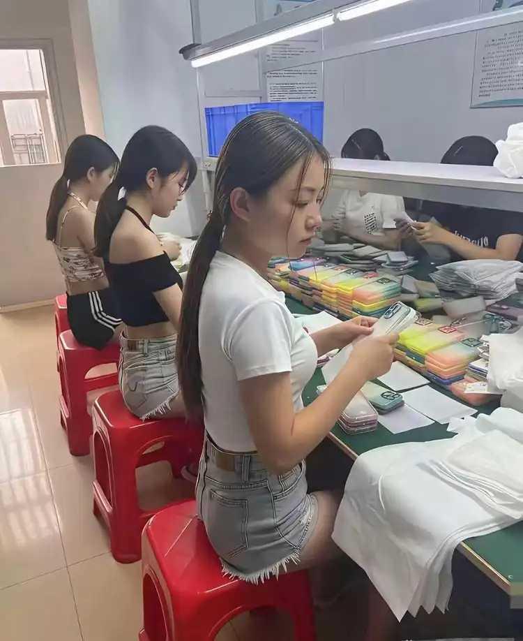 电子厂的女工，一个月才3000大洋。
恰逢电子厂又要招工。表哥不顾家人的劝说，死