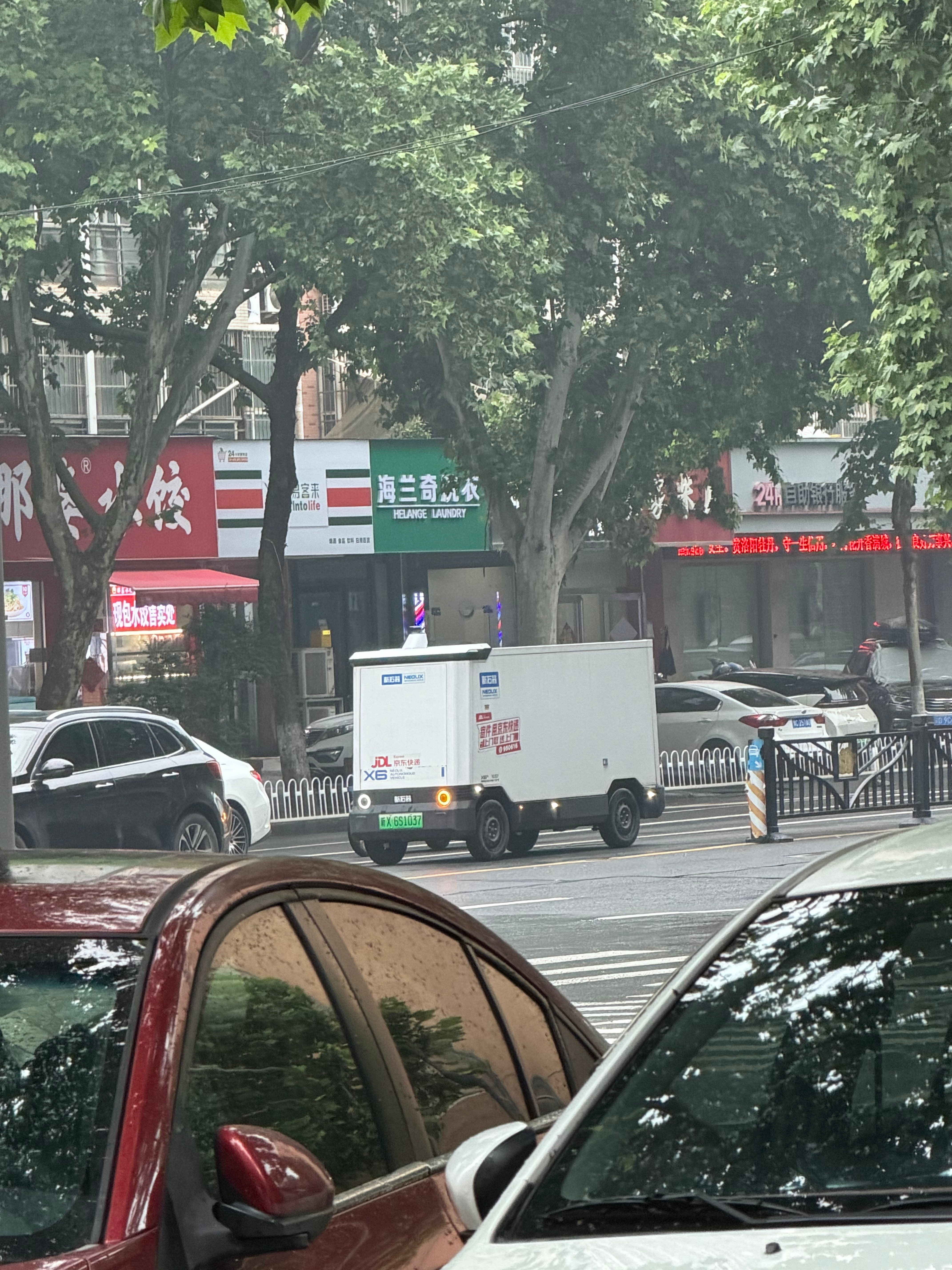 现在路上自动驾驶的快递车越来越多了，怪不得京东快呢，这小东西在路况状况良好的情况