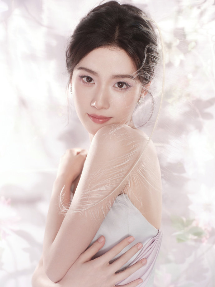 卢昱晓玉兰花妆造 卢昱晓玉兰花妆造，卢昱晓电视剧品质盛典造型出图，清新淡雅的玉兰