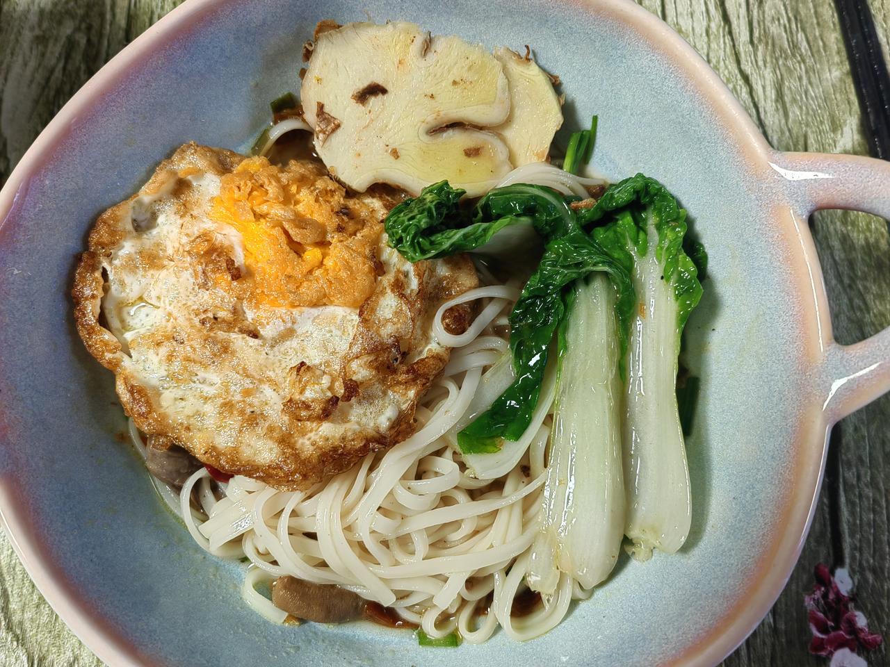 很少在外面吃早餐，在家三根面条，几根蔬菜，一个鸡蛋，几片生姜就一餐!