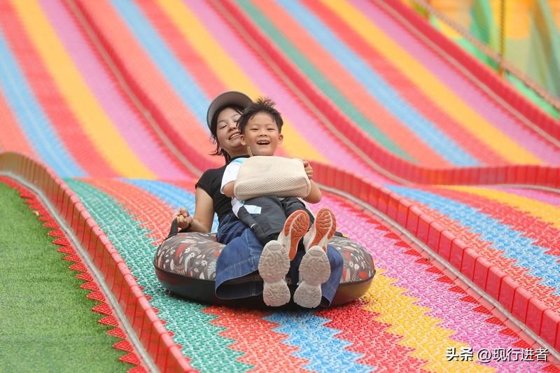 现在孩子的假期是越来越多，春秋假都安排上了，这事儿还真不好说好坏。

往好里看，