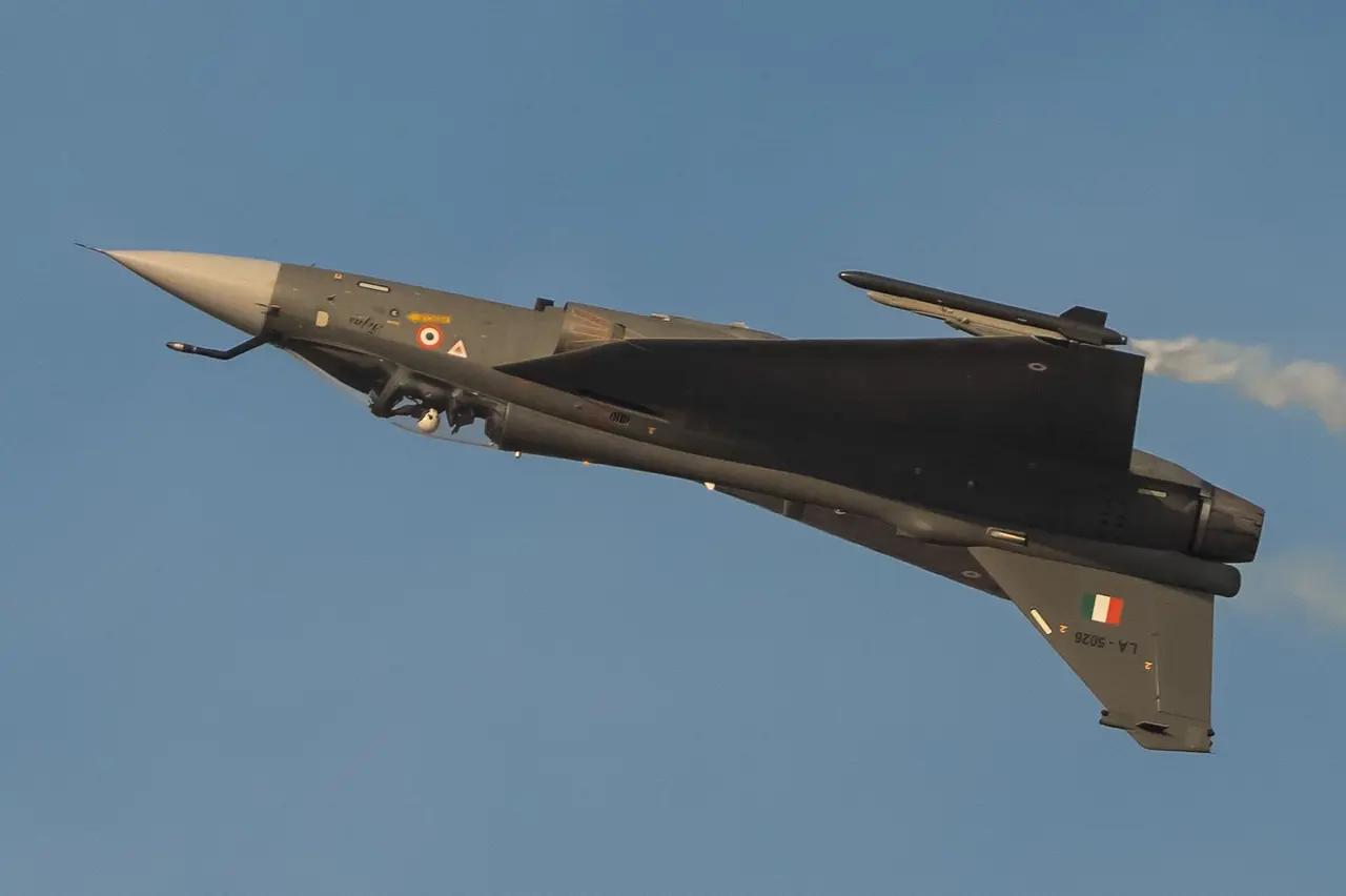 编号5026号来自印度🇮🇳的光辉战机没了，据说是一小时前在迪拜航展上做飞行表