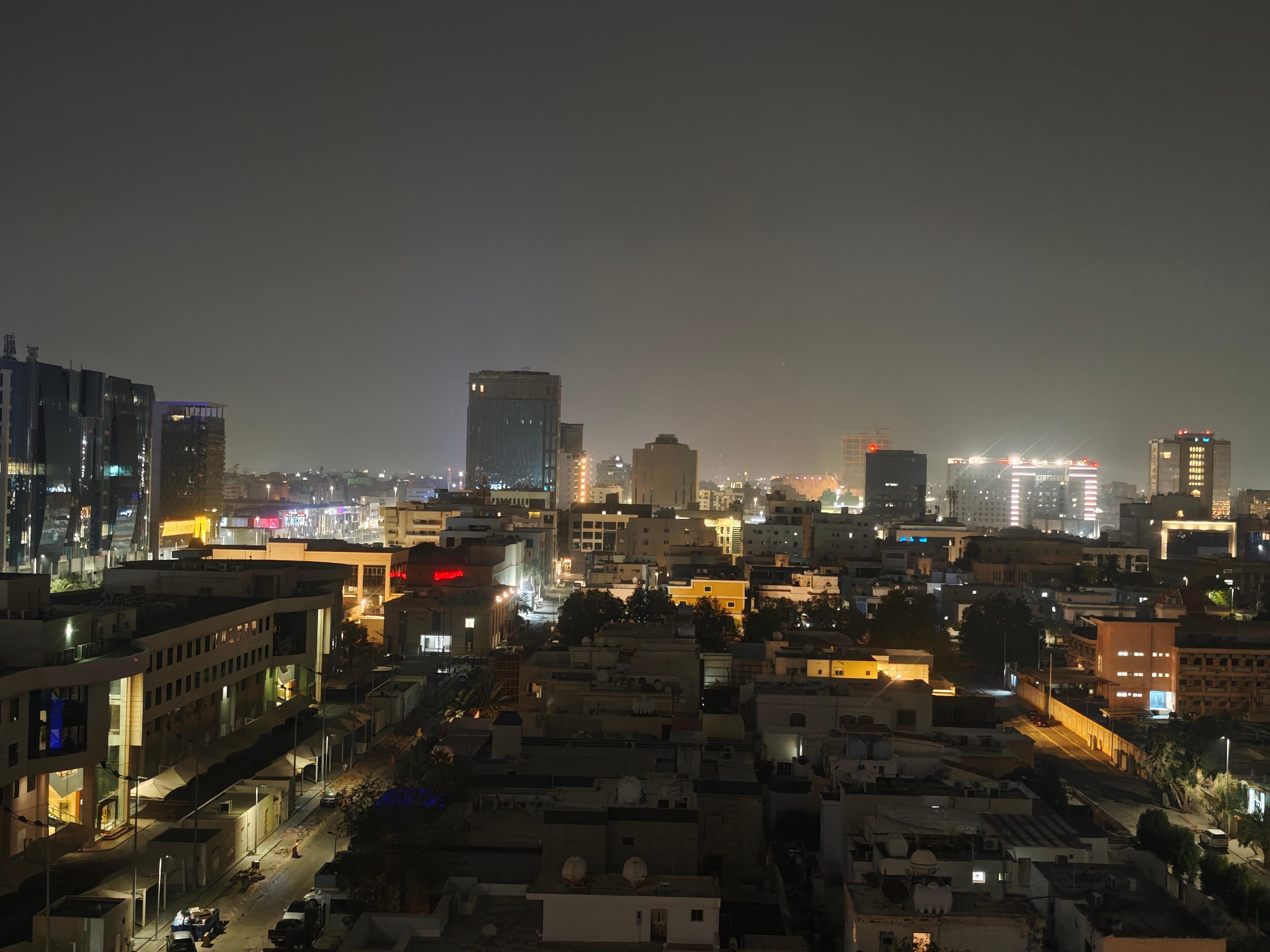 早，现在吉达当时时间早上6点18，天还没亮，时差和国内是5小时。今天天气很赞。预