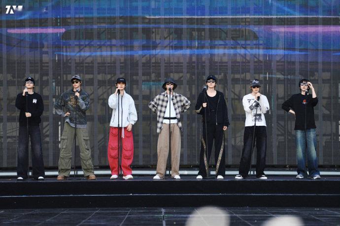 时代少年团新年音乐会的彩排时刻时代少年团话筒举起传递相聚的意义 时代少年团新年音