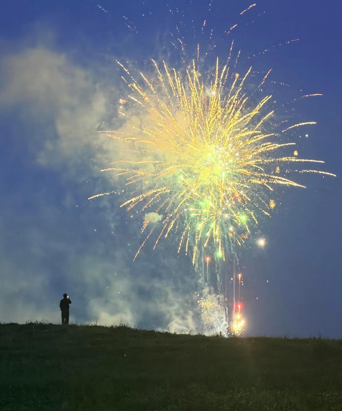 王星越拍烟花神图王星越拍烟花神图有了 你在拍烟花，我在拍你 