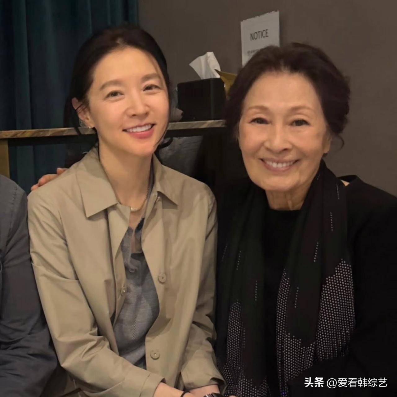 20日，演员李英爱在Instagram上分享了多张照片。照片中，李英爱和金惠子笑