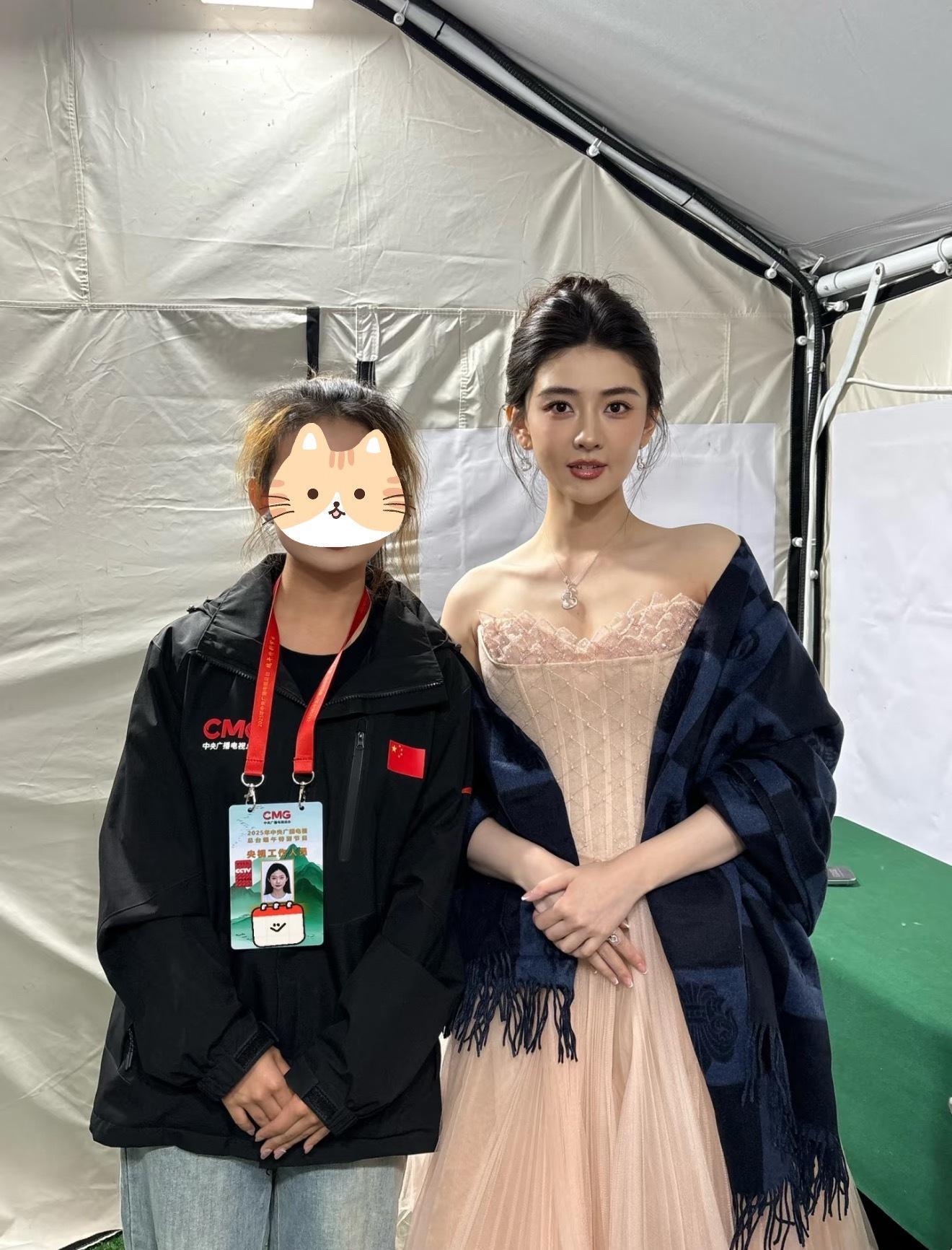 梁洁和央视工作人员的合影[有票了]谁懂梁洁长得好“正”，非常大气的美 ​​​