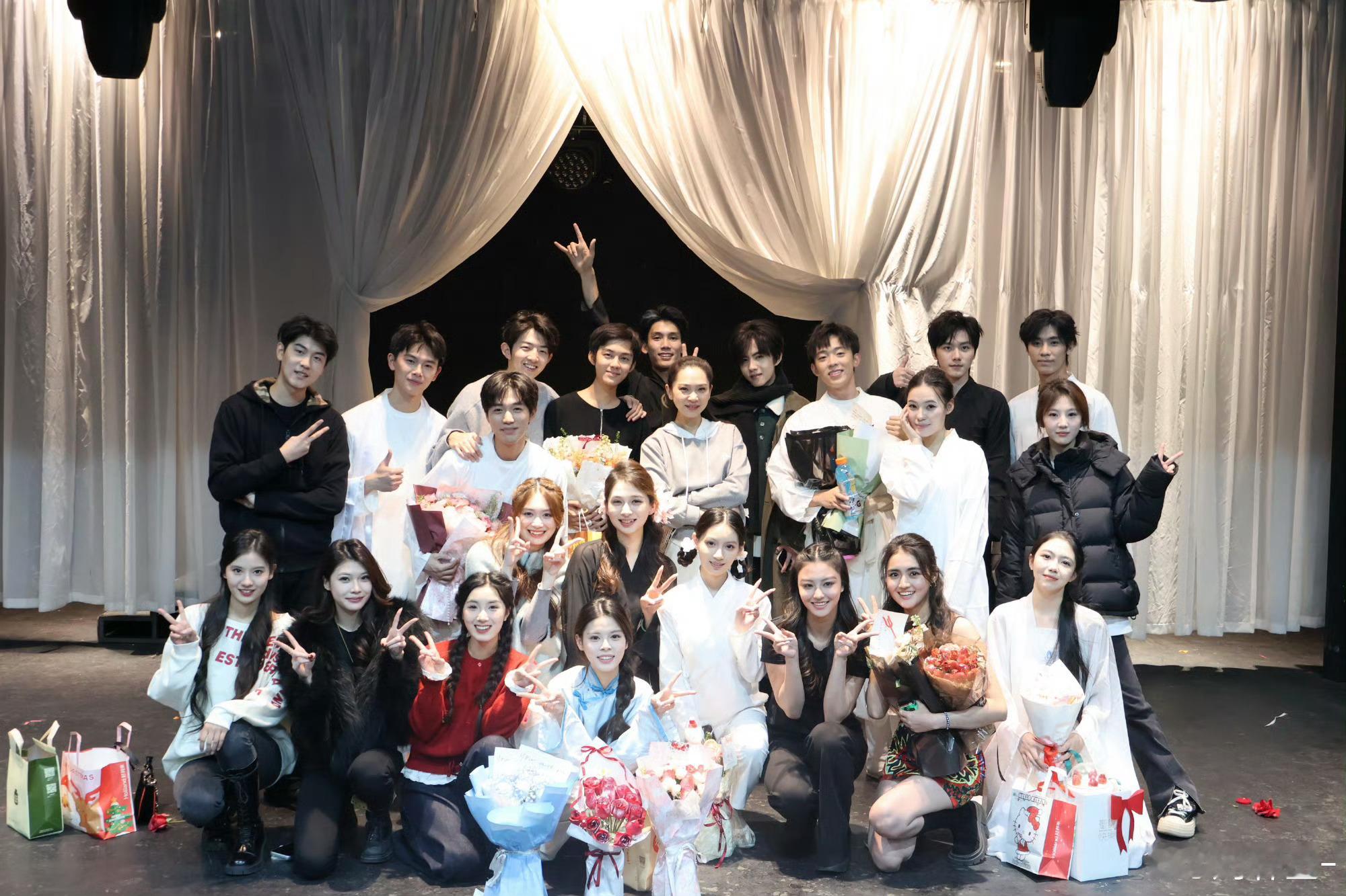 刘轩丞同学合照刘轩丞晒同学大合照刘轩丞晒同学大合照，哇，行 