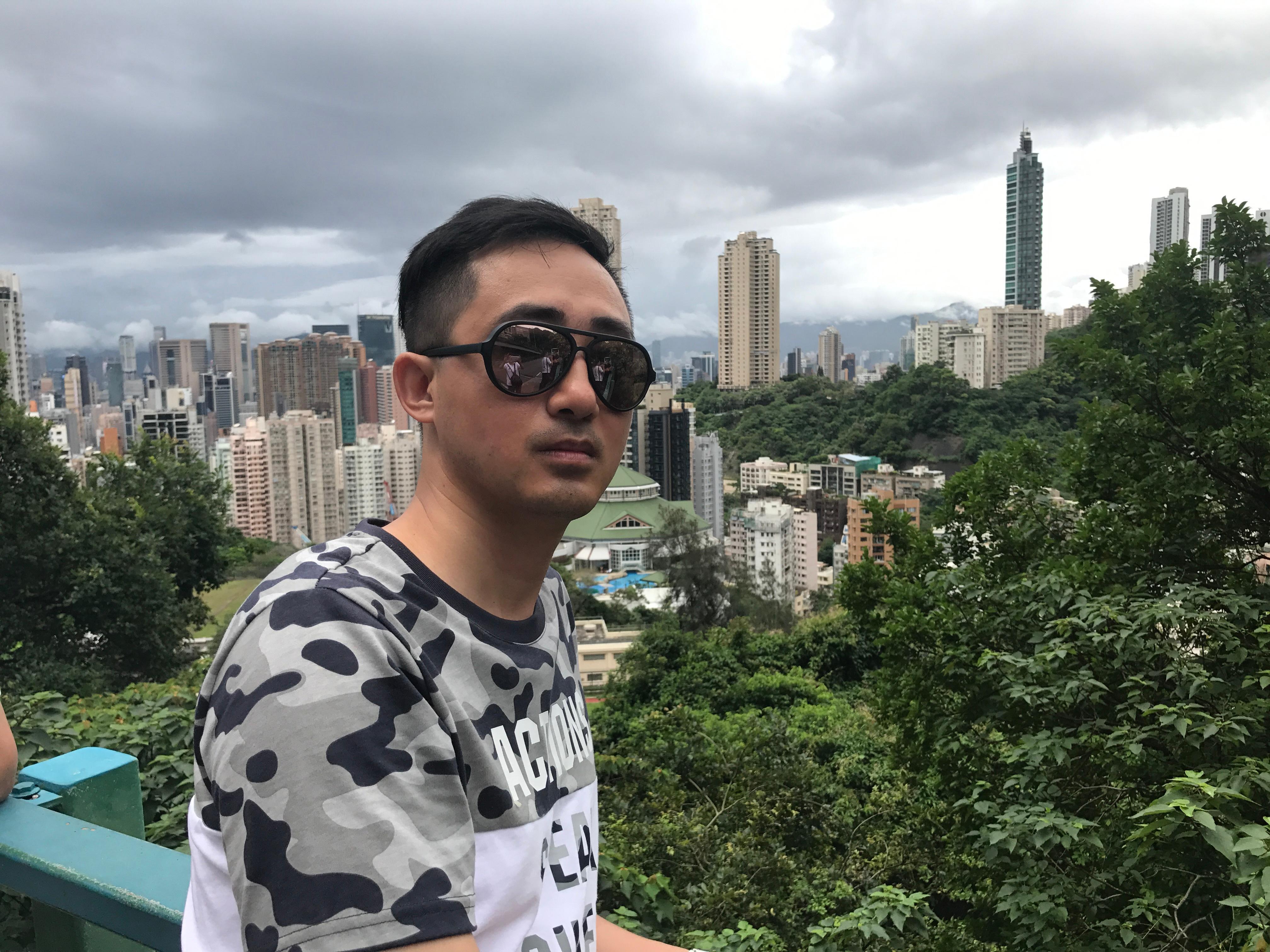 大哥还了一大部分钱，还有一万块钱。希望下个月顺利给我。暂时外债就搞一段落了。我欠