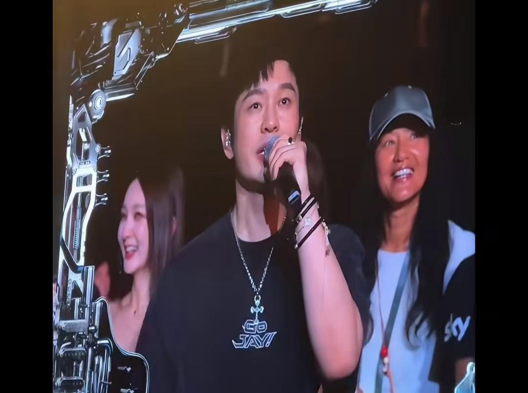 黄晓明大男子主义太明显，真为他说话的情商着急。
周杰伦演唱会，现场互动环节，黄晓