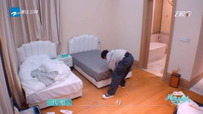 代旭井胧最见不得脏东西的睡一屋代旭和井胧也太合拍了，俩洁癖凑一块儿，连收拾枕头都