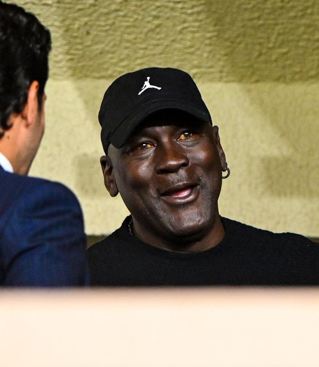 🐐 NBA传奇Michael Jordan现身摩纳哥对阵巴塞罗那的欧冠比赛中。