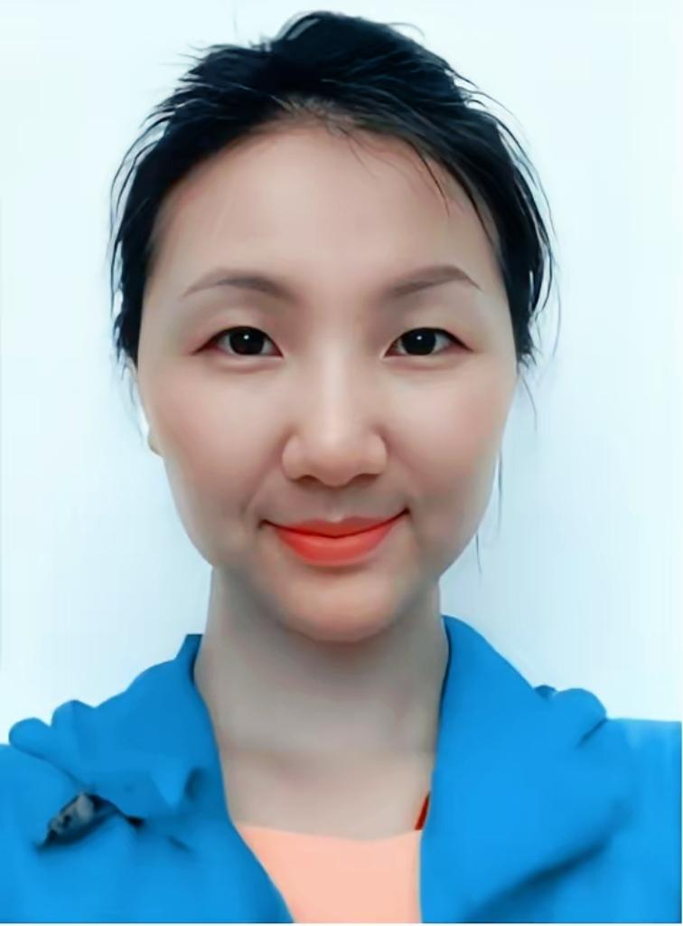 13年前，一架飞往乌鲁木齐的客机升至5000米高空时，一位空姐突然推着餐车猛撞驾