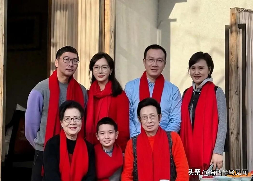 这是陈数与父亲陈宗善、母亲、哥哥、嫂子及丈夫赵胤胤、继子一家人披着红围巾的一张新