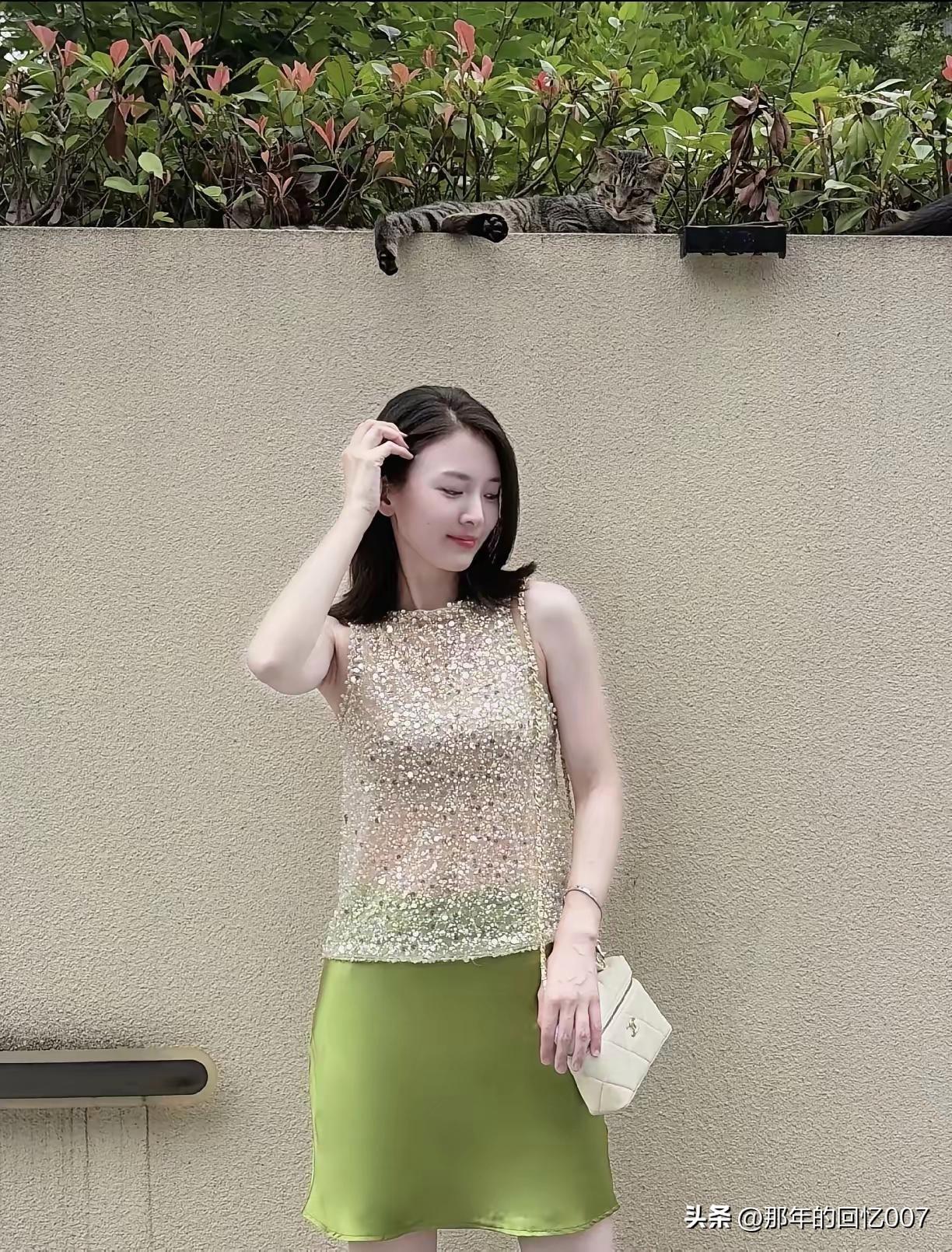 夏日穿搭指南：清新薄荷绿裙搭配闪亮上衣，轻松出街！🌞👗👠