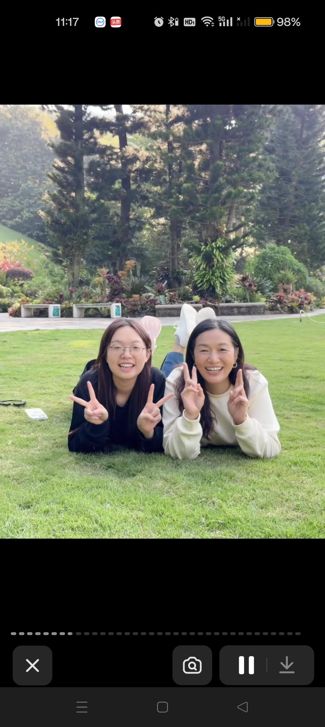 谢浩男妈妈晒和女儿的合照了啦😍
儿女儿长大了，浩男妈妈越来越漂亮了[赞]

