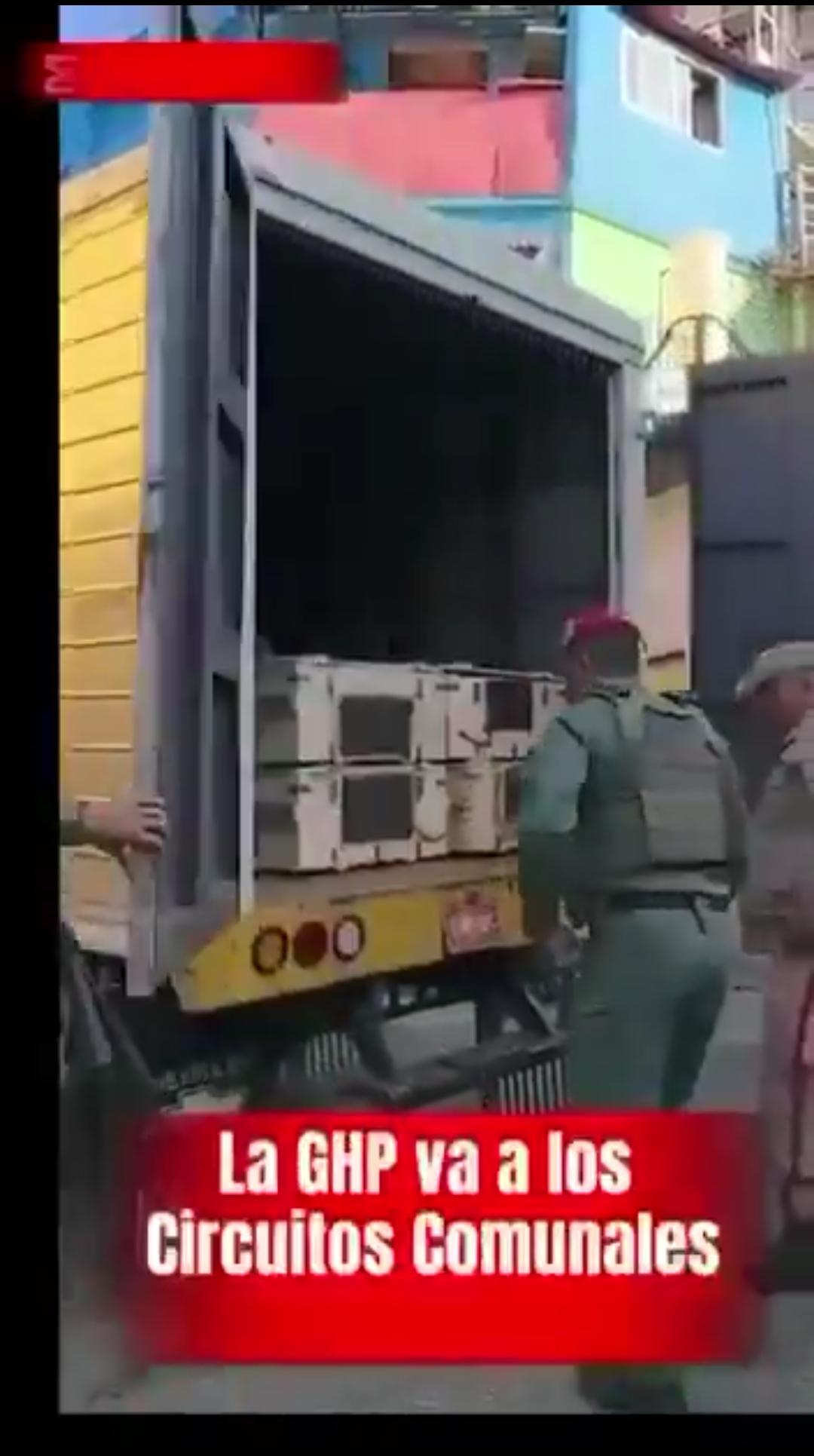 情报显示不妙，准备美军地面入侵，委内瑞拉军方已开始向工人阶级社区的平民分发步枪，