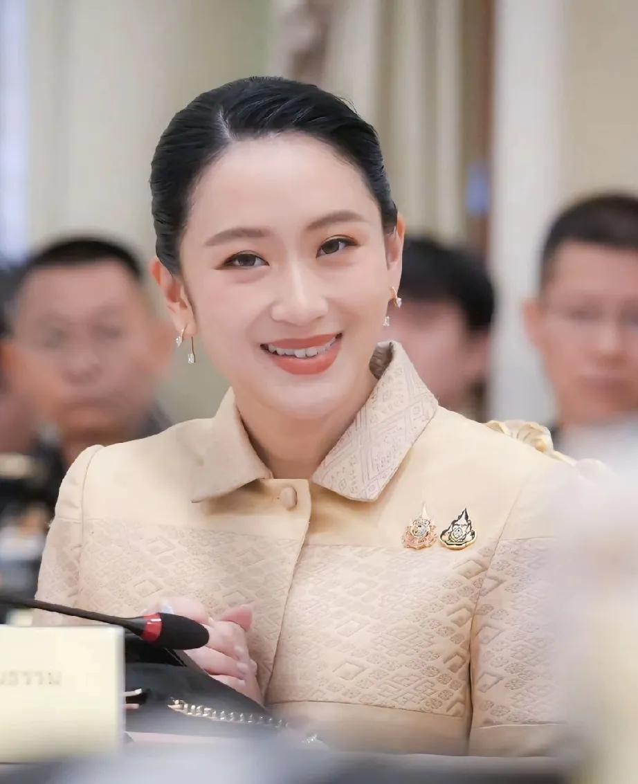 泰国三大总理将同台演讲！
佩通坦自从担任文化部长一职后，并没有因职位降低而懈怠，