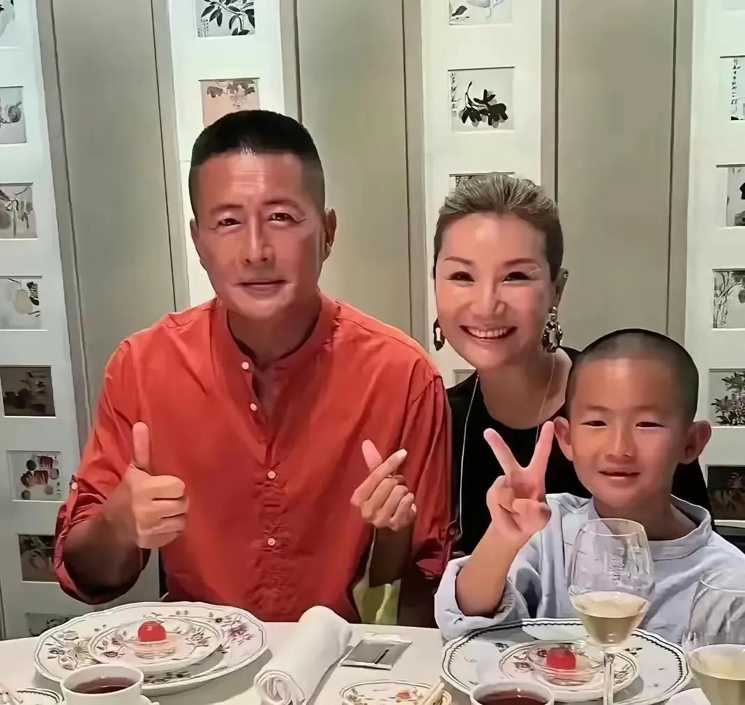 这是江珊说什么都要甩掉的男人，这么有男人味都不要？也不能说江珊一点都不喜欢高曙光