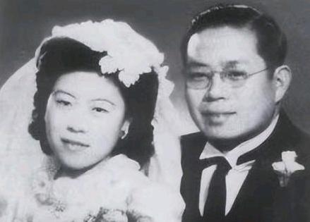 1945年，王世襄和袁荃猷结婚。婚后，王世襄发现妻子除了会剥蒜，其他家务活一概不