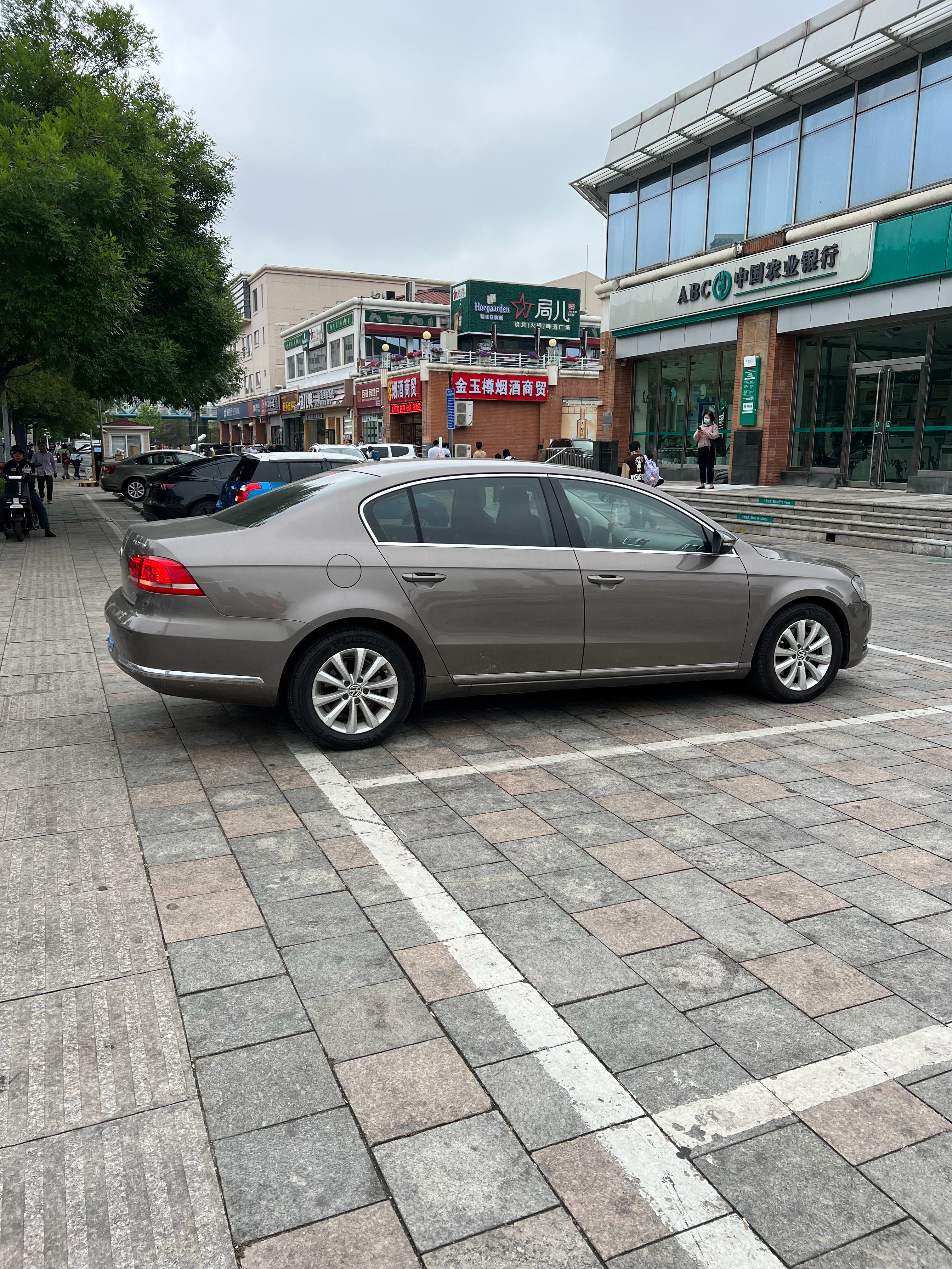 哈哈哈哈哈，贼逗一般咱们停车不是都把后轮顶到限位器吗？这个车位没有限位器，于是大