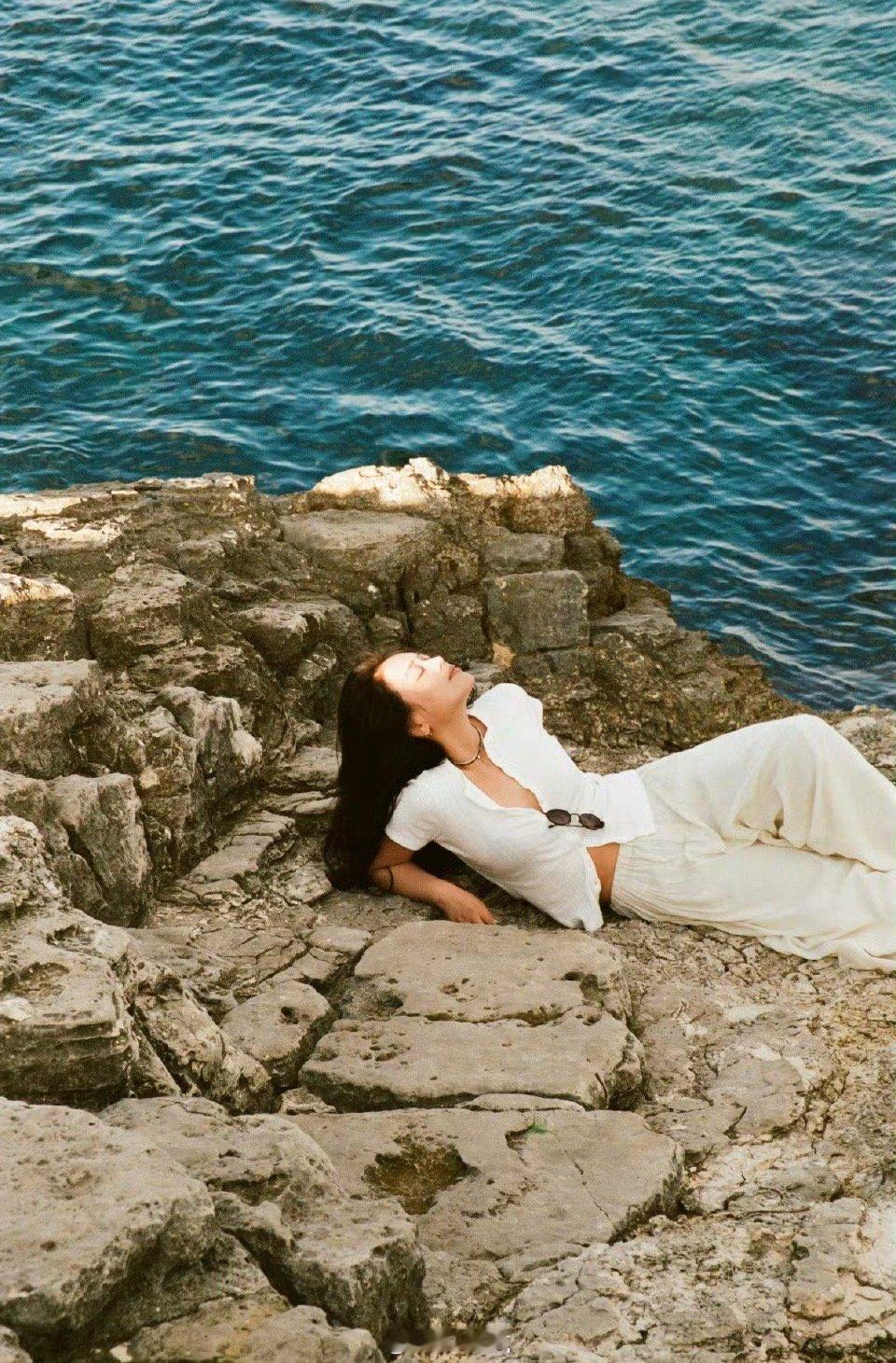 马思纯终于圆梦西西里～ 风里都是自由的味道，随手一拍都是文艺电影感。