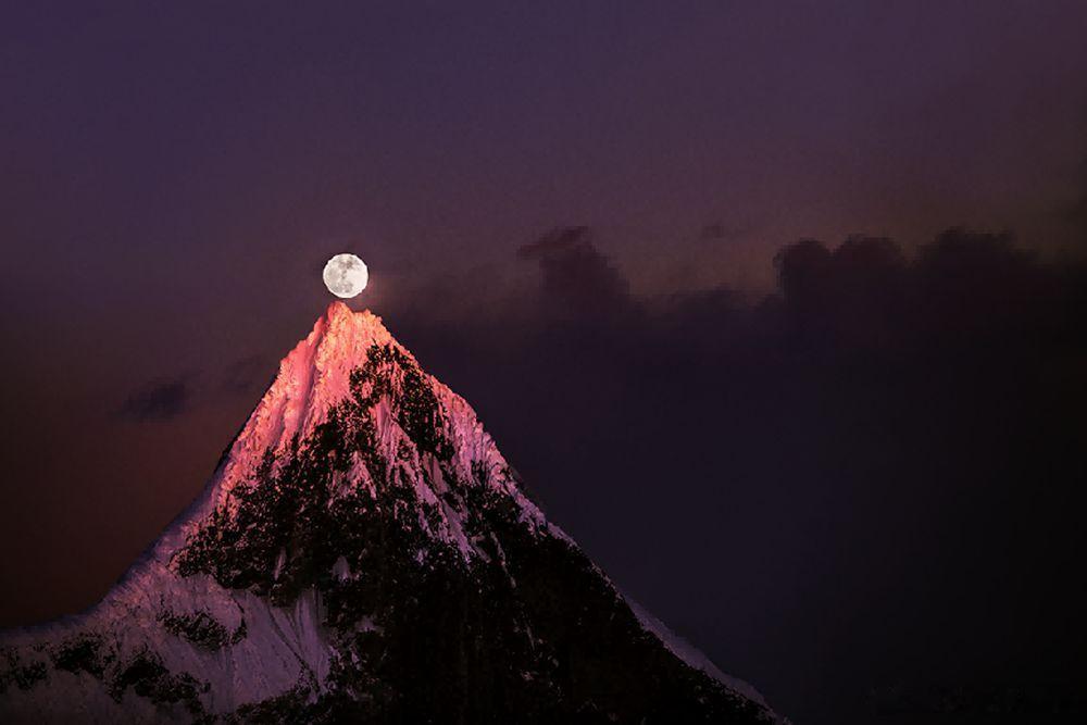 情感社区美丽家乡 霞落万仞现巍峨 光曜神山天地宽中华美景欣赏