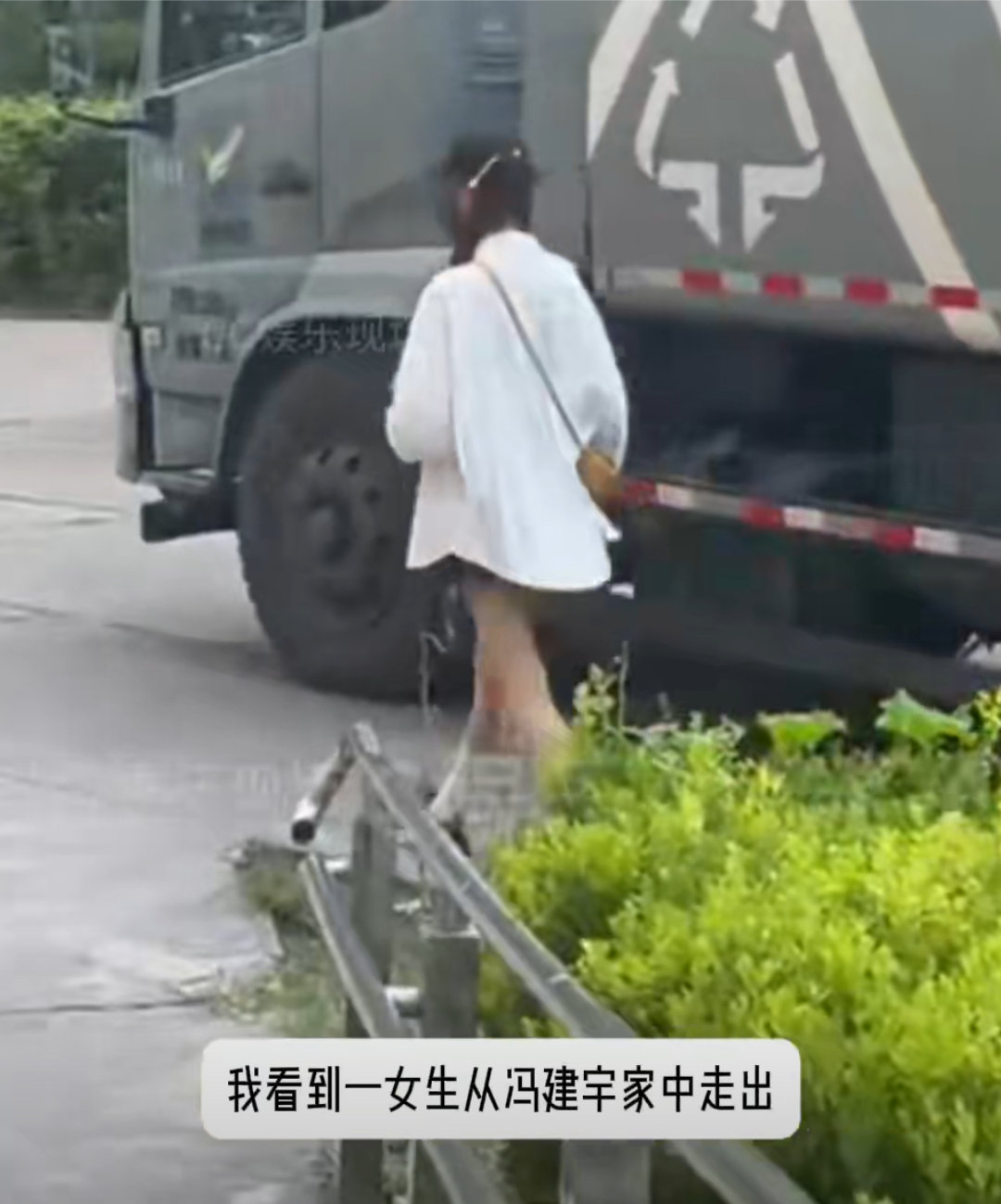 曝冯建宇新恋情说实话如果不是今年ni ai翻拍，带着旧版的也翻红了一下，他都已经