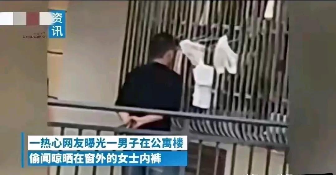 【看图吟诗】

男子无事遛马路，
天气炎热找荫树。
看到前面公寓楼，
赶紧加快跑