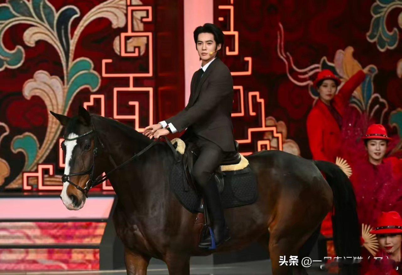 我敢说于适的待遇在内娱绝对是独一份的存在，看了那么多年春晚，他绝对是第一个骑真马